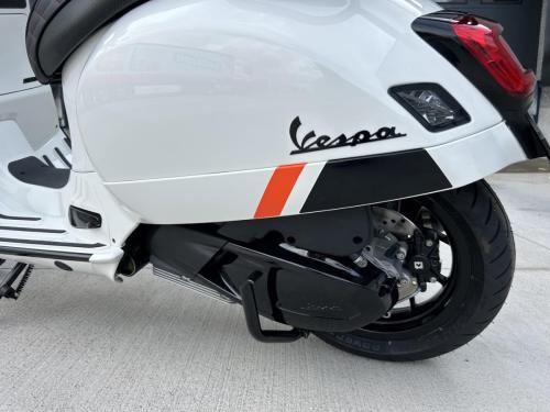 VESPA LOGO IN BLACK